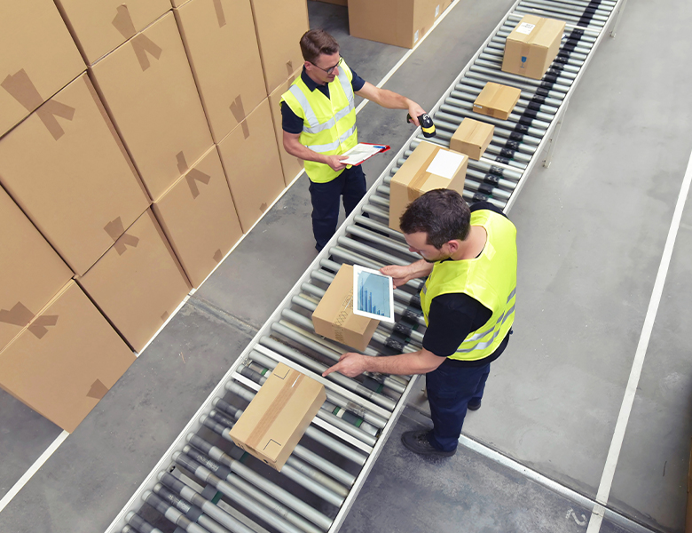 T3-jobs Worker in a warehouse in the logistics sector processing packages on the assembly line - transport and processing of orders in trade